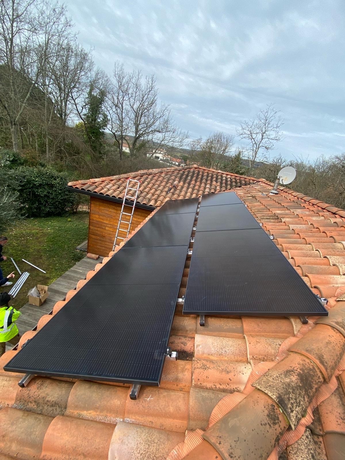 Installation photovoltaïque de 3kwc en paysage sur toiture complexe au coeur de Lévignac